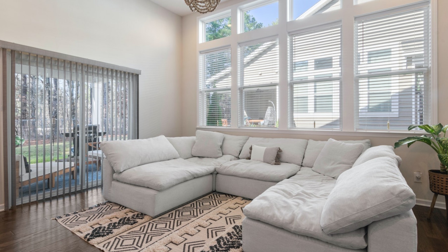 Cómo ahorrar electricidad en tu casa aprovechando la luz solar